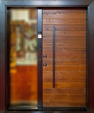 Коричневая входная дверь c МДФ панелью и стеклом ЧД-38 в частный дом в Ростове-На-Дону