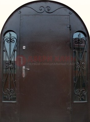 Арочная дверь со стеклом и ковкой ДА-16 под старину в Ростове-На-Дону