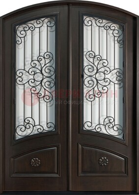 Арочная дверь со стеклом и ковкой ДА-33 в загородный дом в Ростове-На-Дону