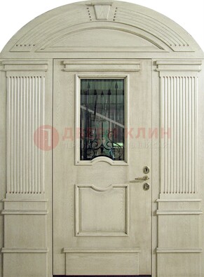 Белая входная дверь массив со стеклом и ковкой ДА-49 в Ростове-На-Дону