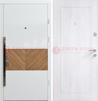 Белая железная дверь МДФ горизонтальной вставкой ДМ-265 в Ростове-На-Дону
