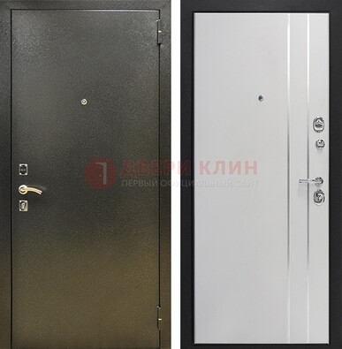 Железная темная дверь с порошковым покрытием и белая МДФ с молдингами  ДП-296 в Ростове-На-Дону