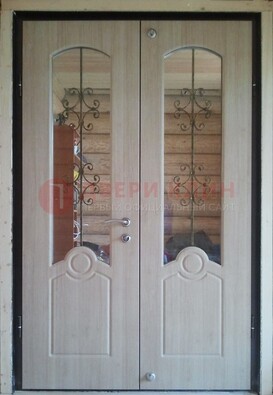 Парадная дверь со стеклянными вставками и ковкой ДПР-23 в деревянный дом в Ростове-На-Дону