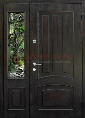 Парадная дверь со стеклянными вставками и ковкой ДПР-31 в кирпичный дом в Ростове-На-Дону