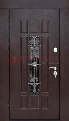 Коричневая уличная дверь со стеклом и ковкой ДСК-114 в Ростове-На-Дону