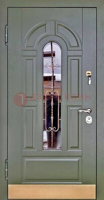 Уличная дверь со стеклом и ковкой в зеленом цвете ДСК-121 в Ростове-На-Дону