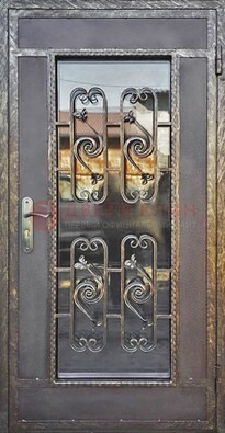 Коричневая наружная дверь порошок со стеклом и ковкой ДСК-160 в Волоколамске