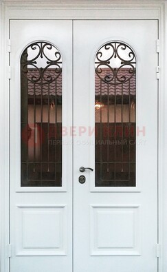 Белая стальная дверь стекло с ковкой и филенкой ДСК-201 в Ростове-На-Дону