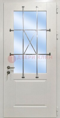 Белая простая железная дверь Винорит со стеклом и ковкой ДСК-257 в Ростове-На-Дону