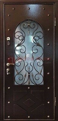 Влагостойкая дверь со стеклом и ковкой с декором ДСК-37 в Ростове-На-Дону
