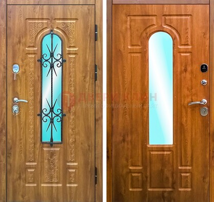 Входная дверь со стеклом и ковкой ДСК-54 для частного дома в Ростове-На-Дону