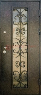 Входная дверь Дверь со стеклом и ковкой черного цвета ДСК-76 для веранды в Ростове-На-Дону