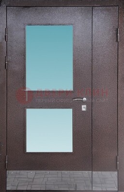 Коричневая тамбурная дверь со стеклянными вставками ДТМ-21 в Ростове-На-Дону