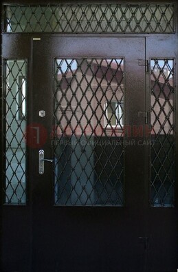 Коричневая тамбурная дверь со стеклянными вставками и ковкой ДТМ-32 в Ростове-На-Дону