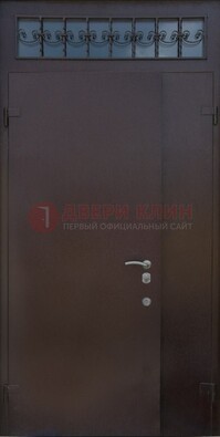 Коричневая тамбурная дверь со стеклянными вставками и ковкой ДТМ-39 в Ростове-На-Дону