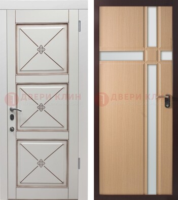 Белая уличная дверь с зеркальными вставками внутри ДЗ-94 в Ростове-На-Дону