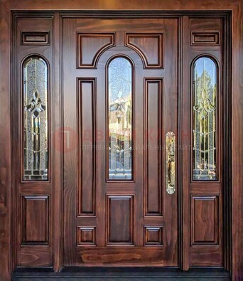 Железная классическая дверь с массивом дуба и витражом ВЖ-18 в Ростове-На-Дону