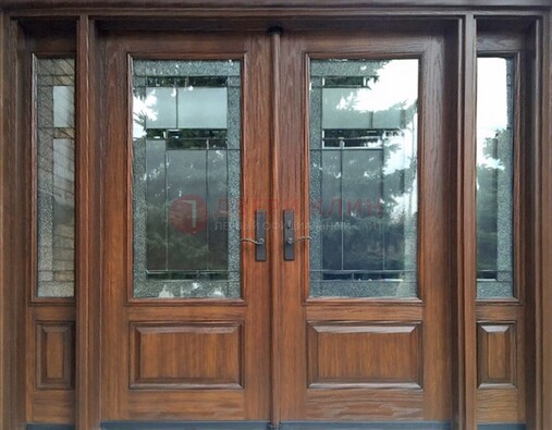 Распашная стальная дверь с массивом с витражом и фрамугами ВЖ-21 в Ростове-На-Дону