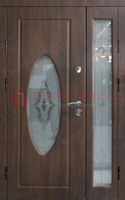 Коричневая двухстворчатая железная дверь с МДФ и витражом ВЖ-33 в Ростове-На-Дону